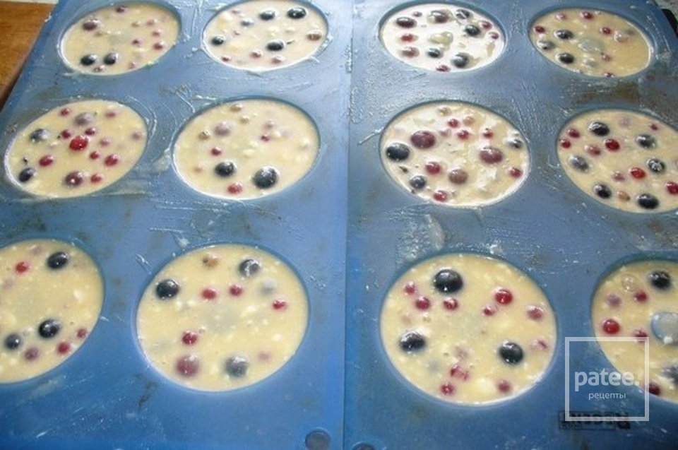 Маффины на кефире со смородиной «Чудо-ягода» - Шаг 5