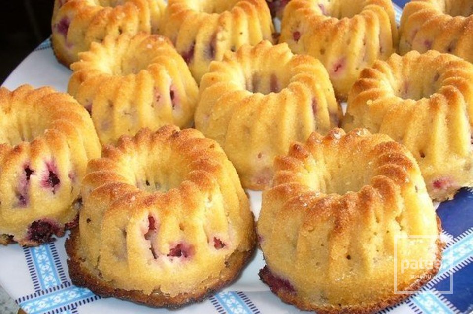 Маффины на кефире со смородиной «Чудо-ягода» - Шаг 7