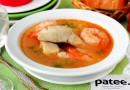Рыбный суп из судака с креветками и помидорами