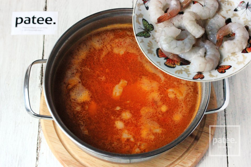 Рыбный суп из судака с креветками и помидорами - Шаг 14