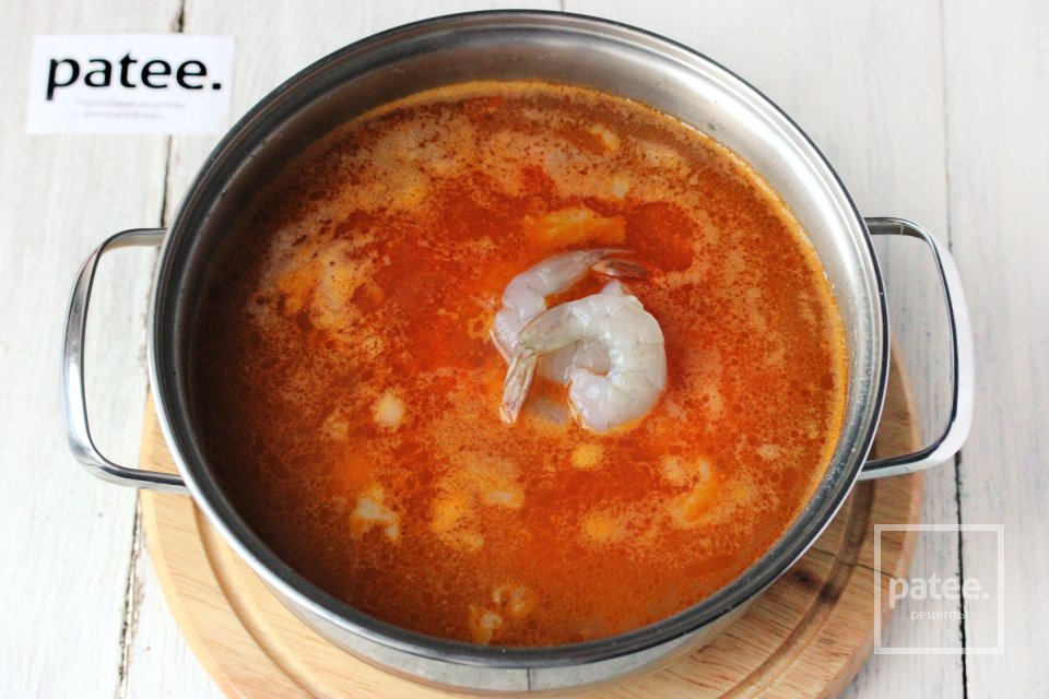 Рыбный суп из судака с креветками и помидорами - Шаг 15