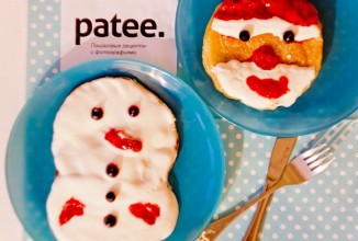 Дрожжевые оладьи с клубникой и сливками