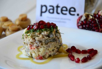 Салат из копченой курицы с шампиньонами и гранатом