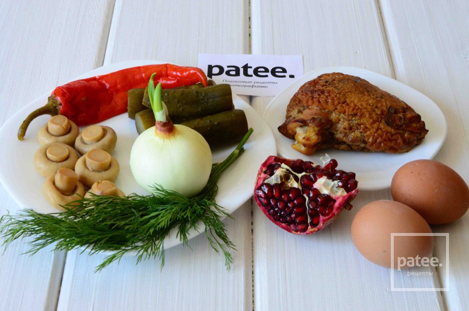 Салат из копченой курицы с шампиньонами и гранатом - Шаг 1