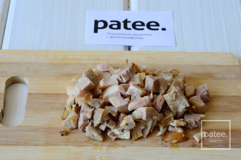 Салат из копченой курицы с шампиньонами и гранатом - Шаг 3