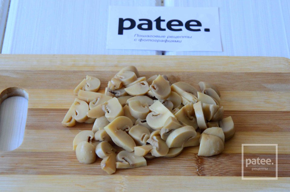 Салат из копченой курицы с шампиньонами и гранатом - Шаг 7