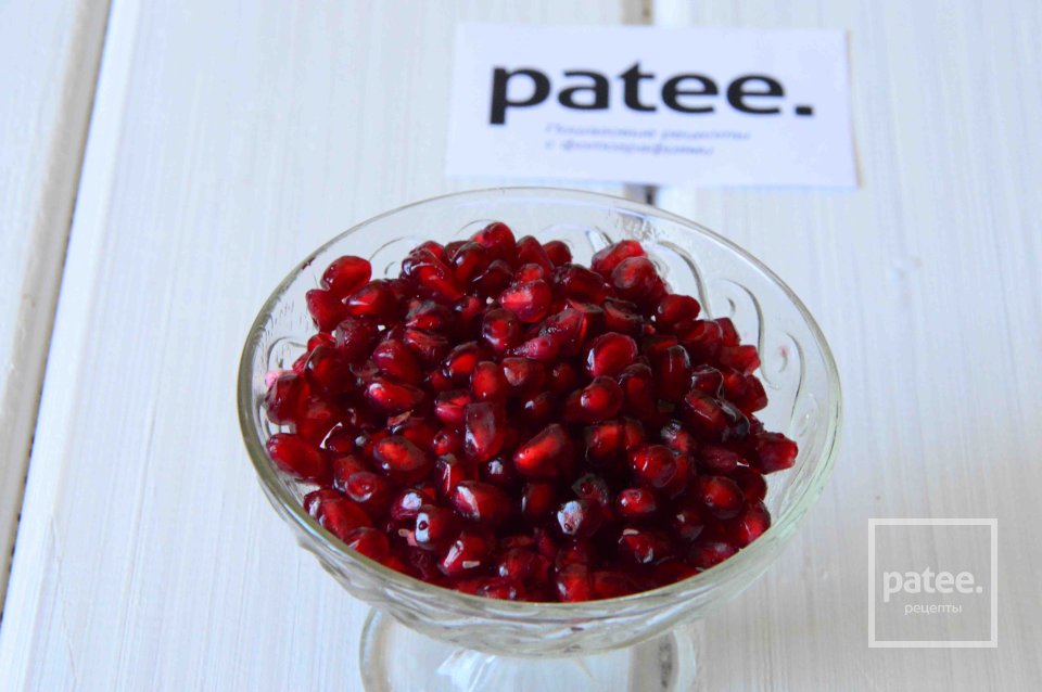 Салат из копченой курицы с шампиньонами и гранатом - Шаг 8