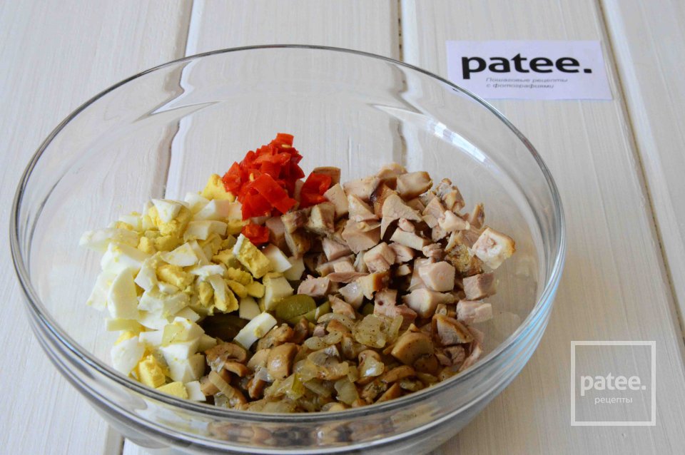 Салат из копченой курицы с шампиньонами и гранатом - Шаг 14