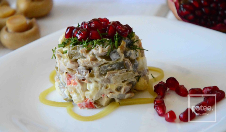 Салат из копченой курицы с шампиньонами и гранатом - Шаг 17