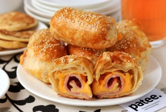 Пирожки из слоёного теста с ветчиной и сыром