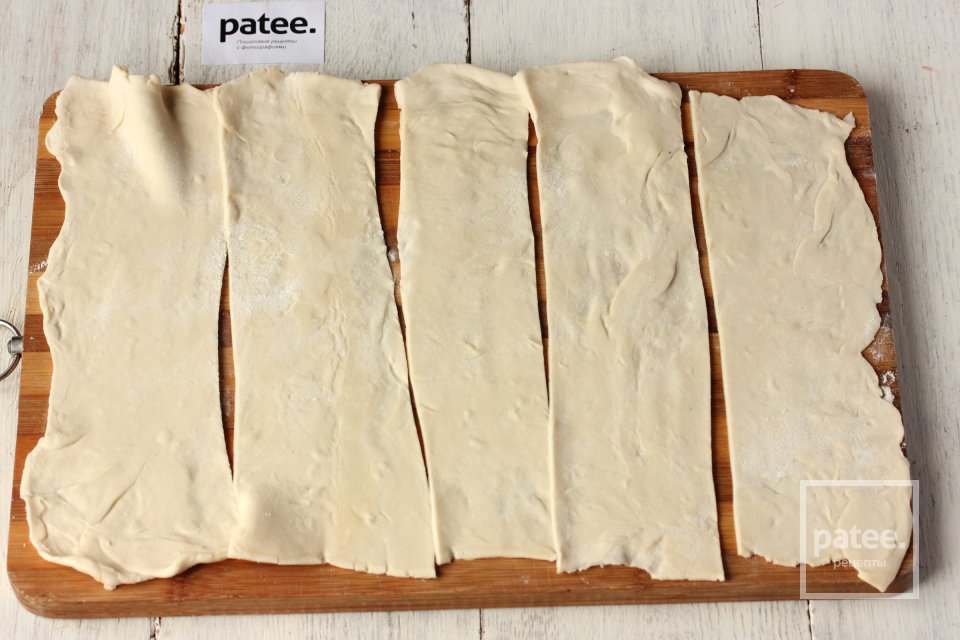 Пирожки из слоёного теста с ветчиной и сыром - Шаг 2