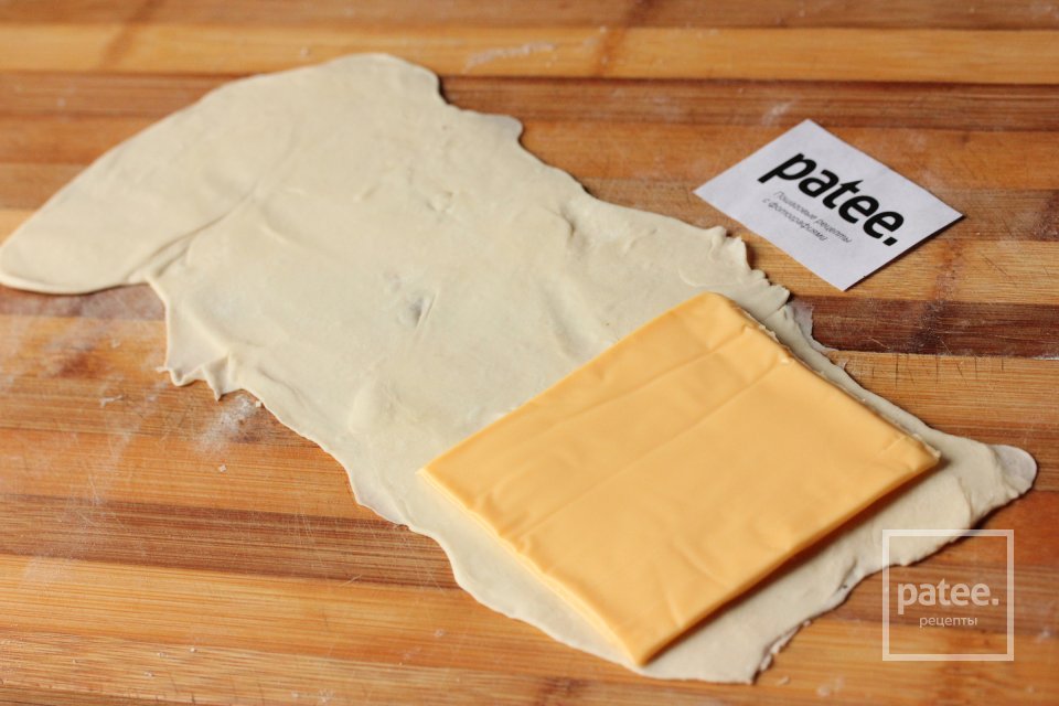 Пирожки из слоёного теста с ветчиной и сыром - Шаг 3