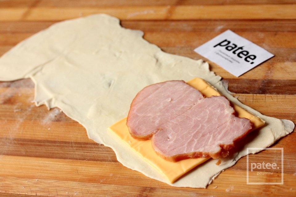 Пирожки из слоёного теста с ветчиной и сыром - Шаг 4