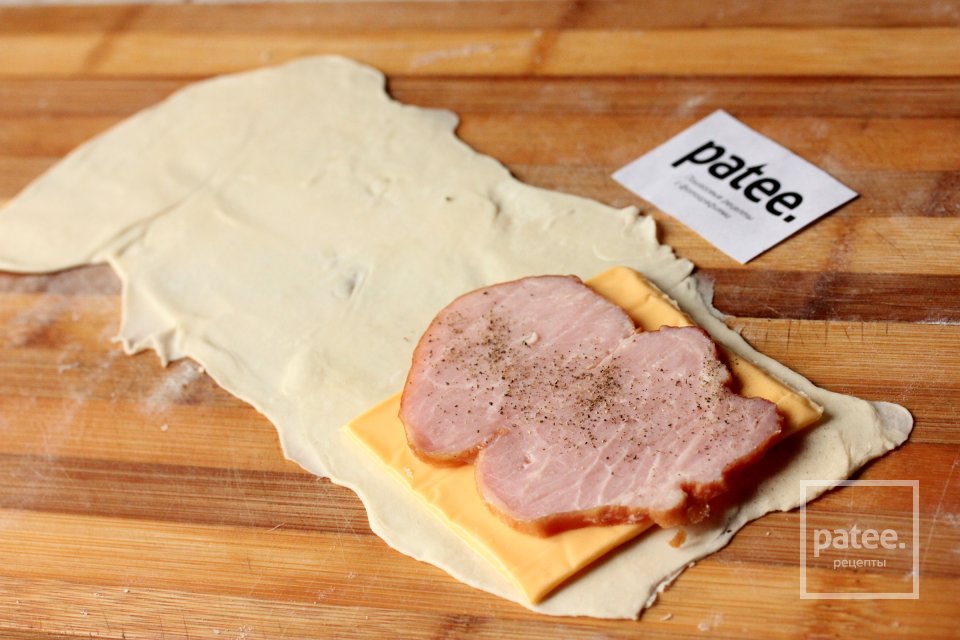 Пирожки из слоёного теста с ветчиной и сыром - Шаг 5