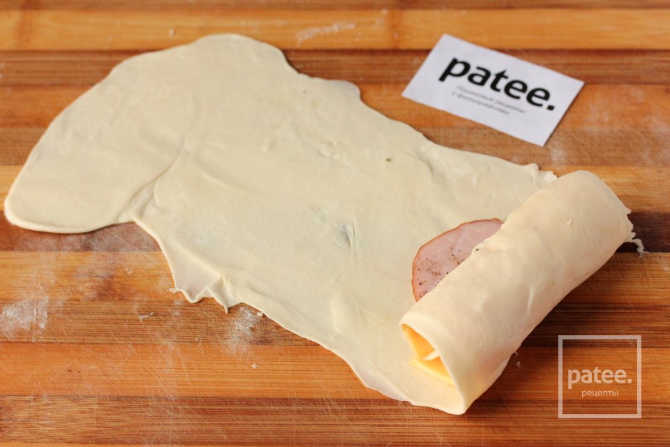 Пирожки из слоёного теста с ветчиной и сыром - Шаг 6