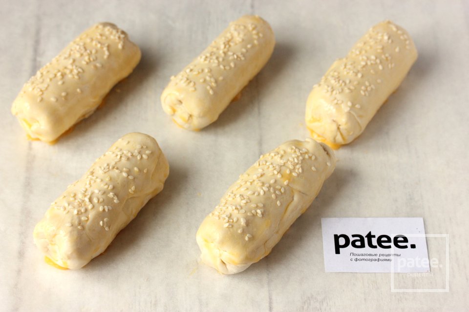 Пирожки из слоёного теста с ветчиной и сыром - Шаг 10