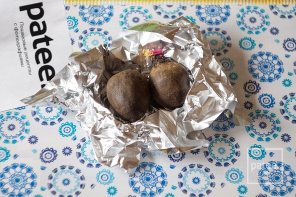 Свекла на поленте с трюфельным маслом и соусом из ягод крыжовника - Шаг 1