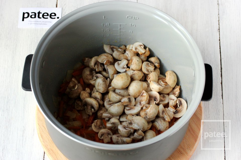 Капуста с грибами и яйцом, тушеная в мультиварке - Шаг 8