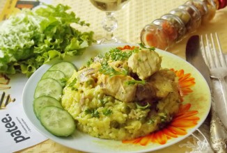 Тунец в вине с рисом и грибами