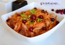 Тушеная капуста с яблоком, клюквой и беконом