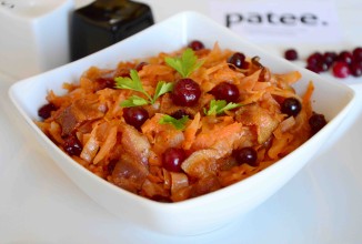 Тушеная капуста с яблоком, клюквой и беконом