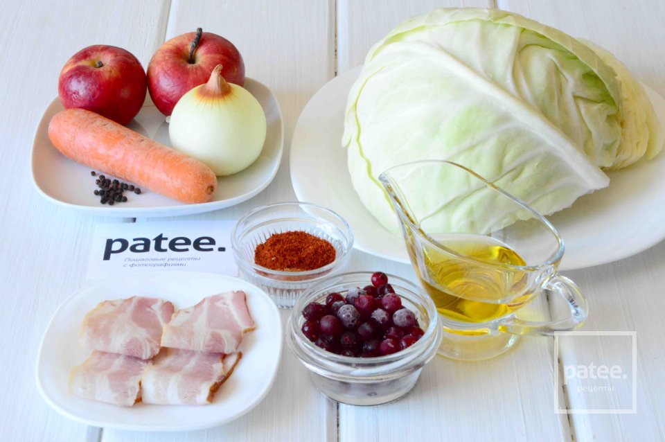 Тушеная капуста с яблоком, клюквой и беконом - Шаг 1