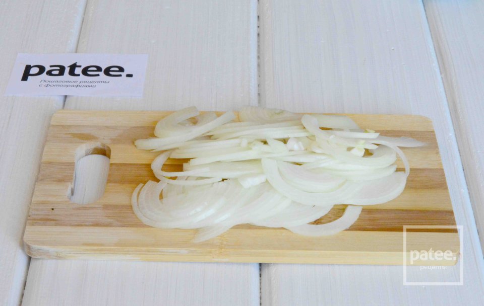 Тушеная капуста с яблоком, клюквой и беконом - Шаг 3