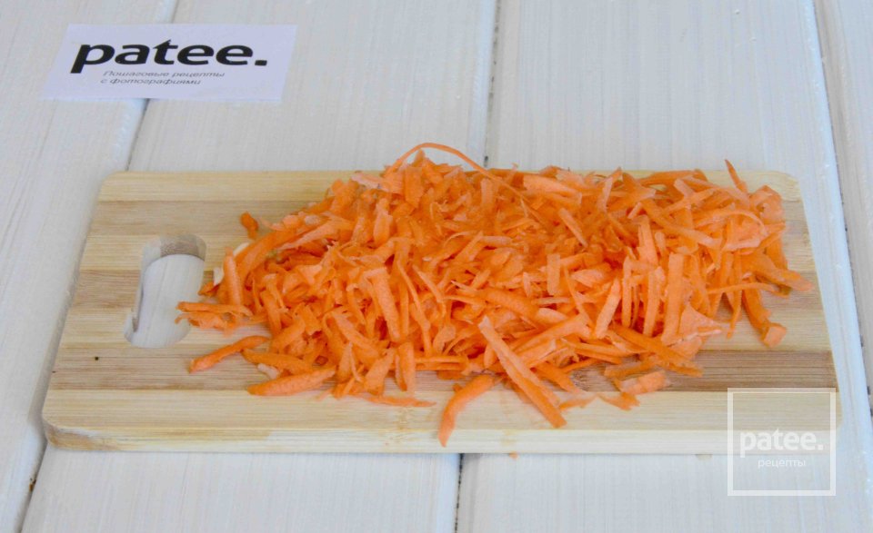 Тушеная капуста с яблоком, клюквой и беконом - Шаг 4