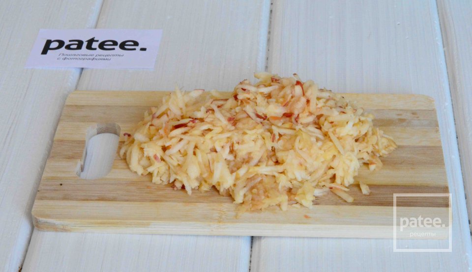 Тушеная капуста с яблоком, клюквой и беконом - Шаг 5