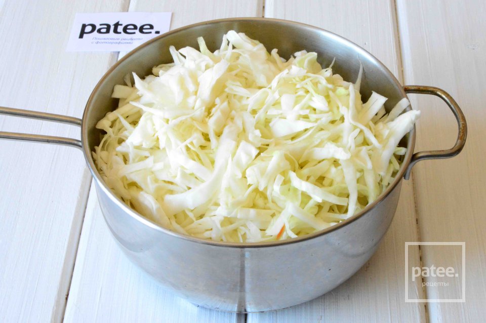 Тушеная капуста с яблоком, клюквой и беконом - Шаг 8