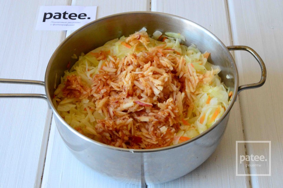 Тушеная капуста с яблоком, клюквой и беконом - Шаг 9