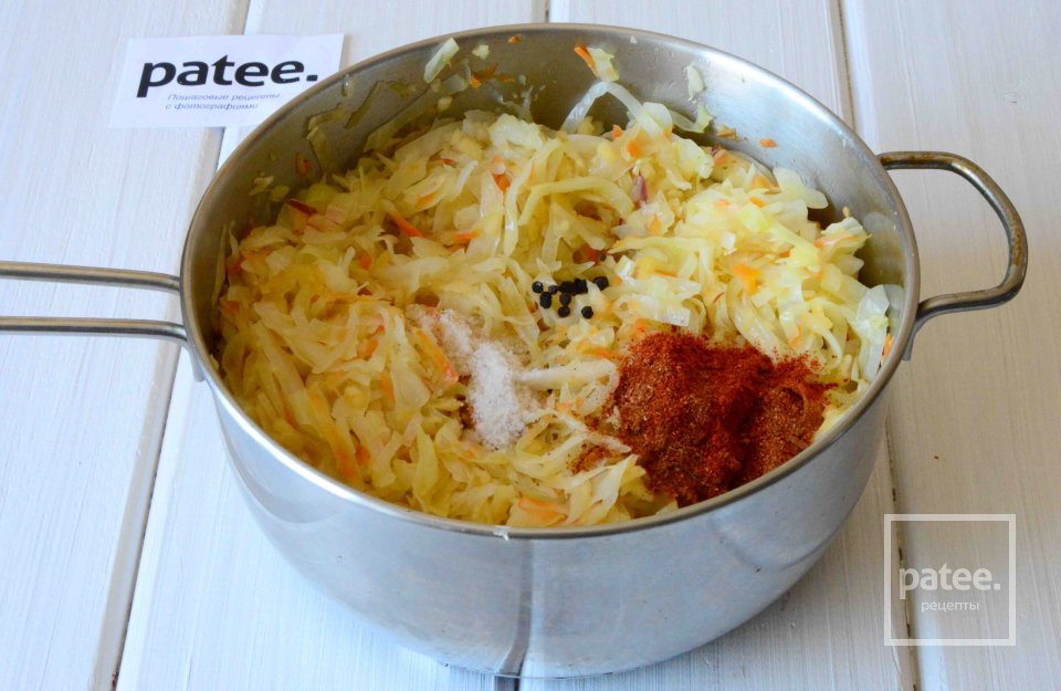 Тушеная капуста с яблоком, клюквой и беконом - Шаг 10