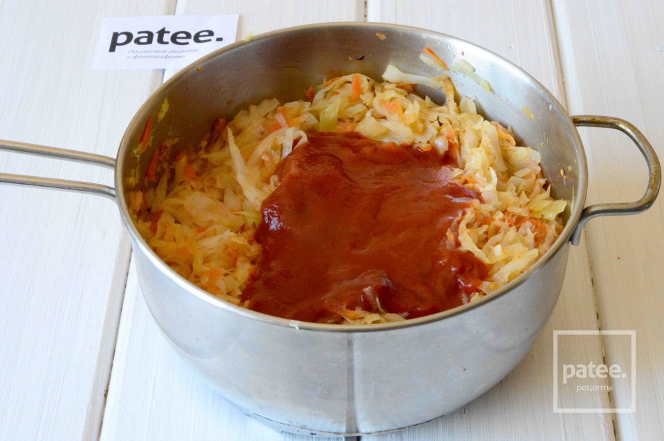 Тушеная капуста с яблоком, клюквой и беконом - Шаг 11