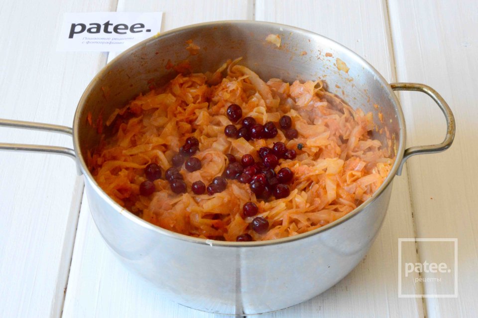 Тушеная капуста с яблоком, клюквой и беконом - Шаг 12