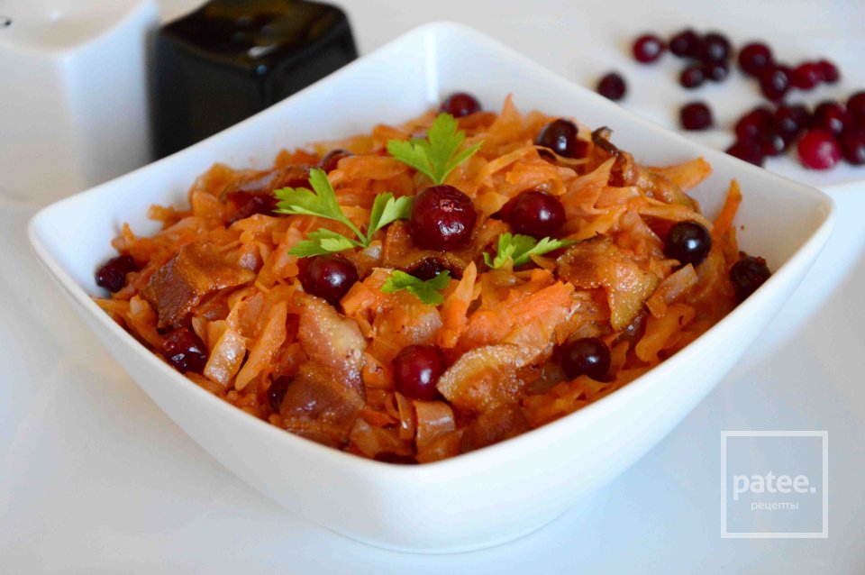 Тушеная капуста с яблоком, клюквой и беконом - Шаг 13