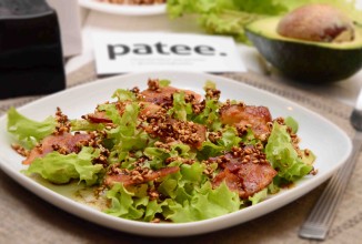 Салат с беконом и авокадо