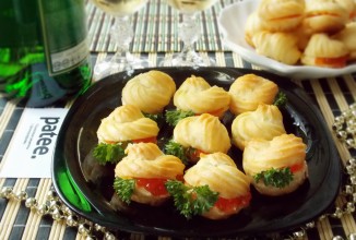 Профитроли с красной икрой