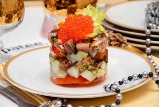 Салат с копчёной сельдью и красной икрой