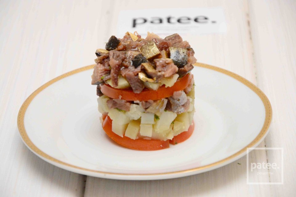 Салат с копчёной сельдью и красной икрой - Шаг 10