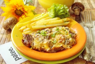 Свинина, запеченная с грибами в вине