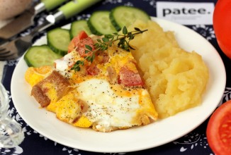 Яичница из индюшиных яиц с салом, луком и помидорами