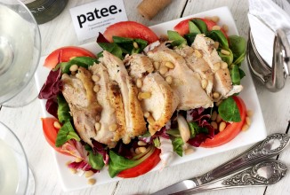 Салат с куриной грудкой, помидорами и кедровыми орешками