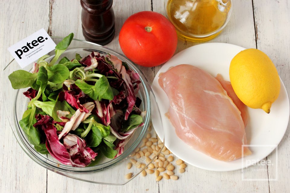 Салат с куриной грудкой, помидорами и кедровыми орешками - Шаг 1