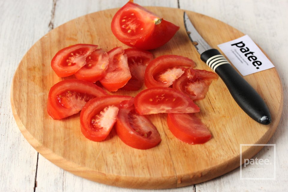 Салат с куриной грудкой, помидорами и кедровыми орешками - Шаг 2