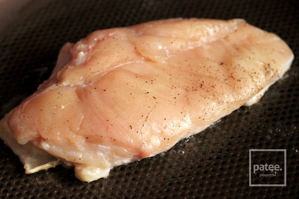 Салат с куриной грудкой, помидорами и кедровыми орешками - Шаг 3