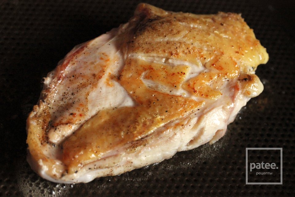 Салат с куриной грудкой, помидорами и кедровыми орешками - Шаг 4