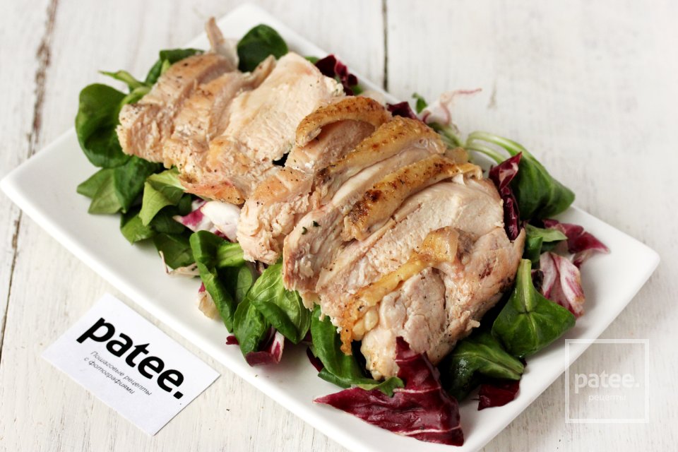 Салат с куриной грудкой, помидорами и кедровыми орешками - Шаг 7