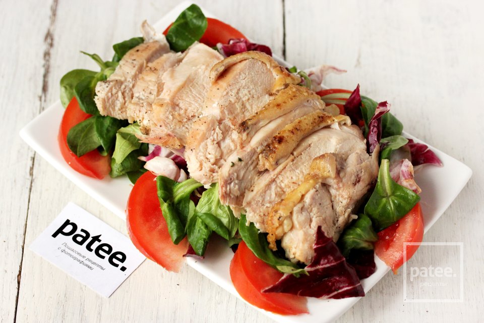 Салат с куриной грудкой, помидорами и кедровыми орешками - Шаг 8