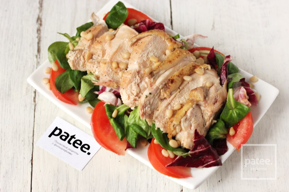 Салат с куриной грудкой, помидорами и кедровыми орешками - Шаг 9