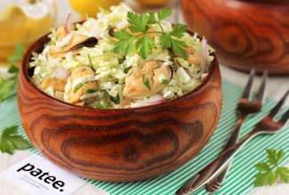Салат из пекинской капусты с мидиями